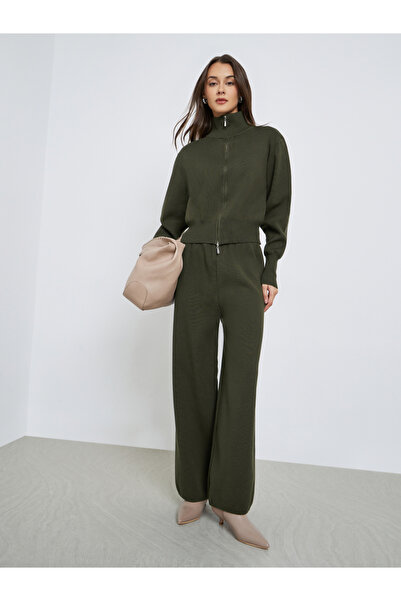 Styli تنسيق سترة وبنطال محبوكين باللون الزيتوني