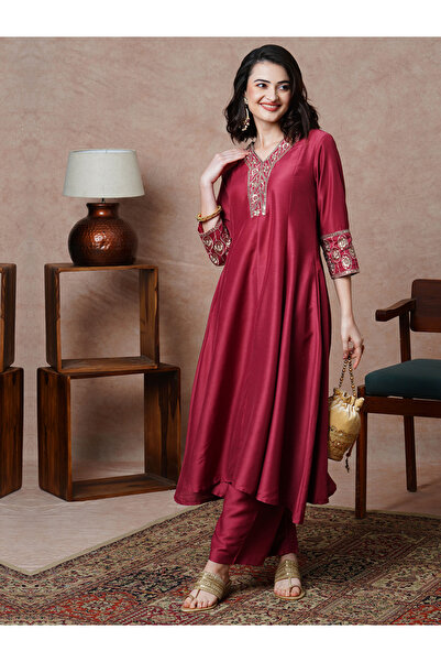 Globus By Styli طقم كورتا مع بنطلون نسائي مطرز بنقشة زهور أسترو داست