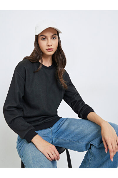 Take Two By Styli سويت شيرت أسود بقصّة عادية ورقبة دائرية