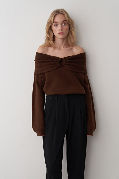 Mathilda Store Acı Kahve Kayık Yaka Aksesuar Detaylı Kazak
