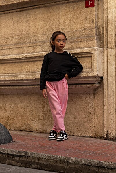 FOR YOU MODA Zweiteiliges Hosen-Set aus rosa Gabardine mit Schulterknöpfen und Rüschen an der Taille