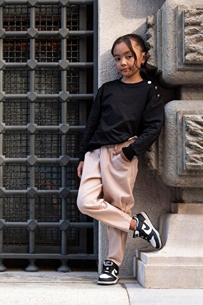 FOR YOU MODA Zweiteiliges Hosen-Set aus steinfarbenem Gabardine mit Schulterknöpfen und Taillenrüschen