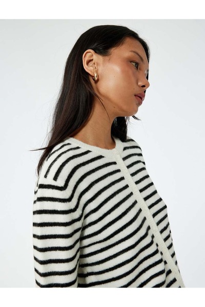 Koton سترة تريكو مخططة بأكمام طويلة وأزرار وياقة دائرية