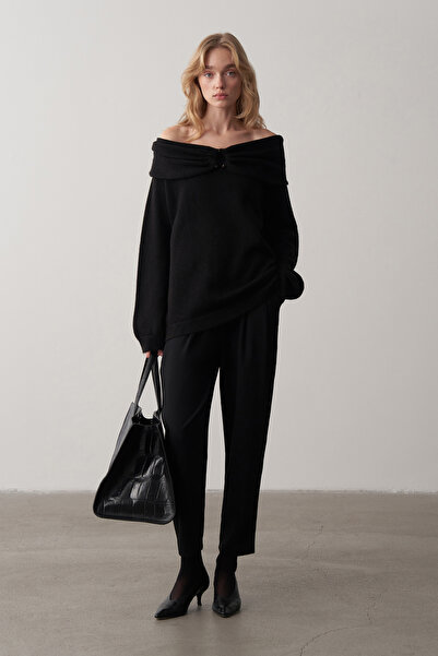 Mathilda Store Siyah Kayık Yaka Aksesuar Detaylı Kazak