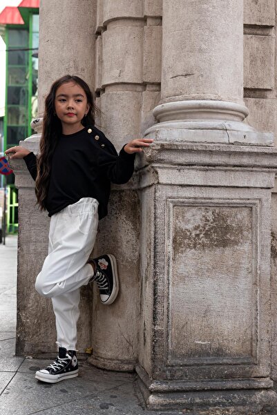 FOR YOU MODA Zweiteiliges ecrufarbenes Gabardine-Hosen-Set mit Schulterknöpfen und Rüschen an der Taille