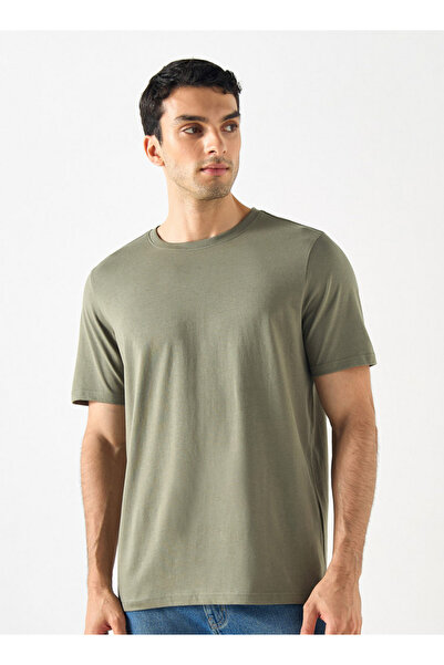 FAV تي شيرت برقبة دائرية وأكمام قصيرة