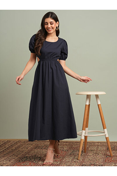 Globus By Styli فستان أسود متوسط الطول بأكمام منفوخة وتفاصيل مقصوصة