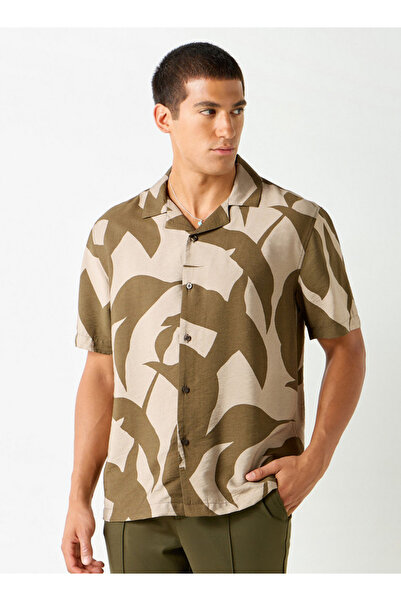 FAV قميص مطبوع بقصّة عادية مع ياقة معسكر وأكمام قصيرة