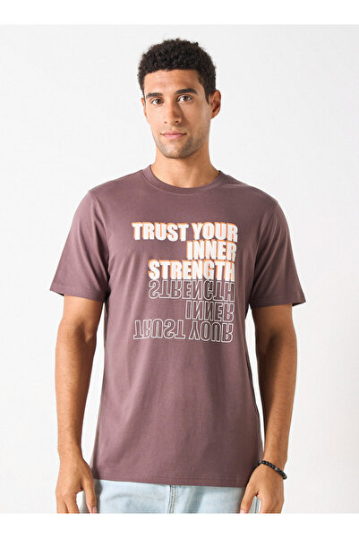 FAV تي شيرت بطبعة شعار ورقبة دائرية وأكمام قصيرة