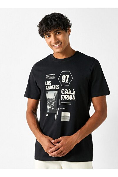 FAV تي شيرت بطبعة جرافيكية ورقبة دائرية وأكمام قصيرة