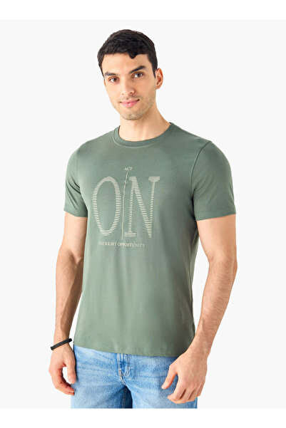 FAV تي شيرت بطبعة شعار ورقبة دائرية وأكمام قصيرة