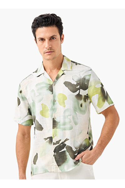 FAV قميص بقصّة عادية وطبعة كاملة مع ياقة معسكر وأكمام قصيرة