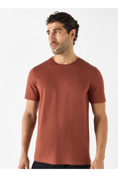 FAV تي شيرت برقبة دائرية وأكمام قصيرة