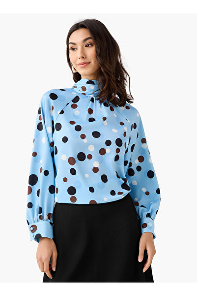 FAV بلوزة بقصّة عادية مع طبعة نقاط بولكا وتفاصيل رقبة على شكل وشاح