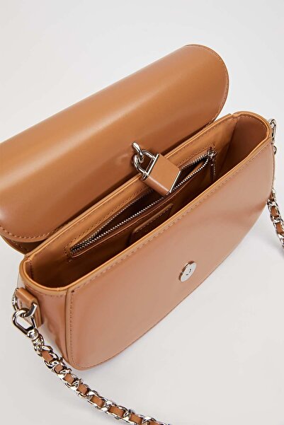 Levidor Shoulder Bag with Coffee Lock Accessory Detail