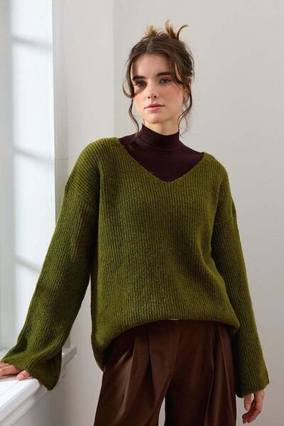 Ceylan Otantik سترة تريكو بياقة على شكل حرف V باللون الأخضر الزيتوني
