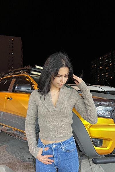 thesunfyre Women's Knitwear Glitter V-Neck Collar Crop Blouse