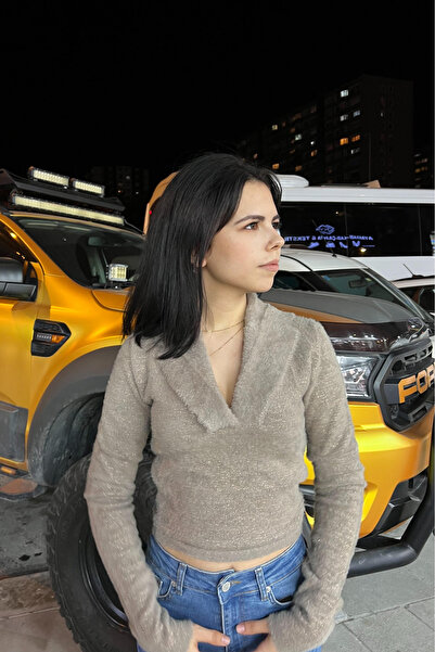 thesunfyre Women's Knitwear Glitter V-Neck Collar Crop Blouse