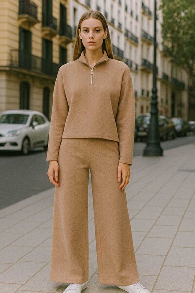 Moda Banuş طقم بدلة رياضية من قماش سيلانيك تريكو المحبوك قصة ضيقة بسحاب نصفي وساق واسعة بلون القهوة الحليبية