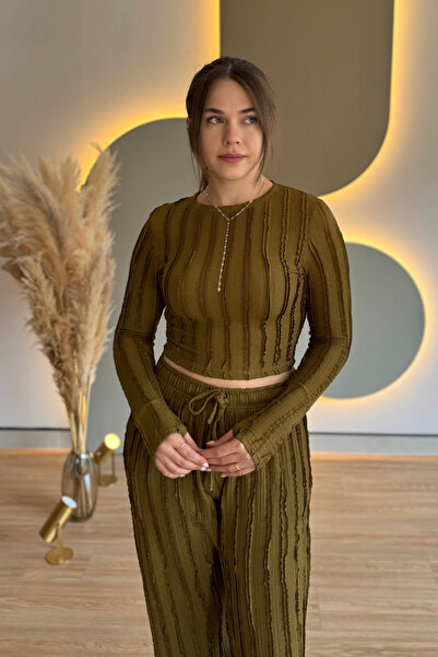 Aventien Ruffled Finger-Tuck Crop Khaki Two-Piece Set