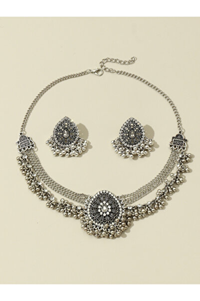 Take Two By Styli طقم مجوهرات من قلادة وأقراط على شكل زهرة مزخرفة