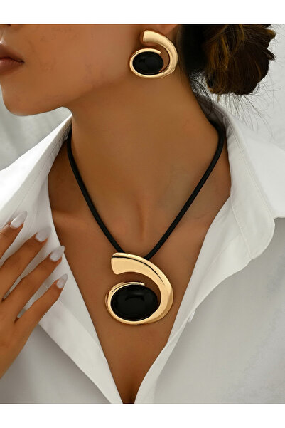 Take Two By Styli طقم مجوهرات من قلادة وأقراط معدنية على شكل دوامة