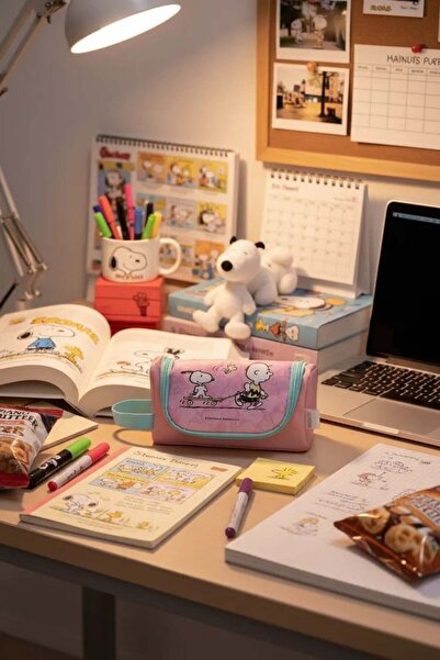 Miniso Snoopy Lisanslı Seyahat Serisi Tutacaklı Kalemlik (Pembe)