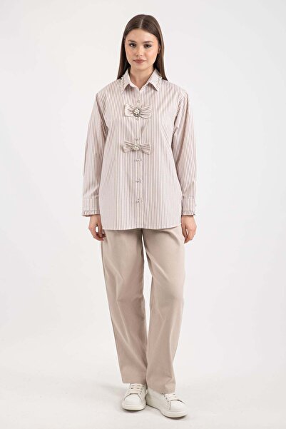 Hatun Atila Cămașă cu dungi pentru femei, cu fundă în față și detaliu de perle 7934 - Bej