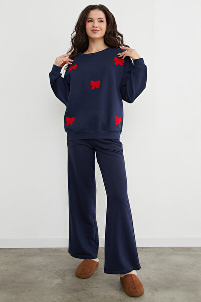 Fulla Moda 3-ниткова вишивка-бантик на оверсайз-светрі