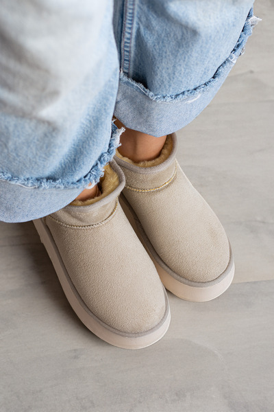 CARLA BELLA Γυναικεία παπούτσια με επίπεδη χοντρή σόλα με γούνα μέσα Μίνι μποτάκια από σουέτ με μισό χρώμα