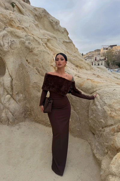 MOZENA Yakası Kürklü Arkası Yırtmaçlı Uzun Elbise