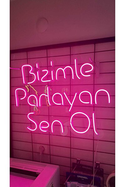 AtölyeMatris Bizimle Parlayan Sen Ol Neon Led Tabela 60 x 45 Cm Pembe Renk