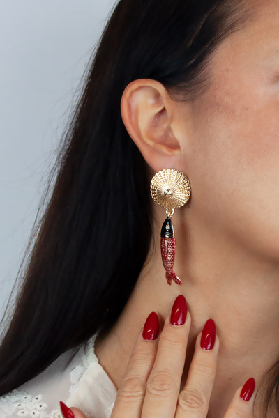 Liveyn Design أقراط ذهبية متدلية على شكل سمكة ملونة