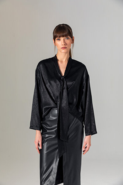 Berr-ın Yakası Bağlamalı Kruvaze Saten Bluz Siyah