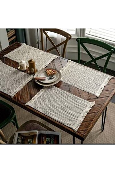 bity thok A luxurious white dining tablecloth with a modern design and elegant scalloped edges.