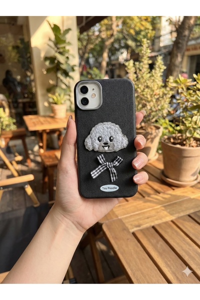 MustCase حافظة هاتف آيفون 11 مطرزة بتصميم كلب البودل باللون الأسود - موديل أنيق وواقي مع تفاصيل فيونكة