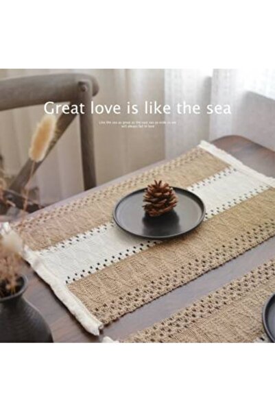 bity thok A luxurious dining tablecloth with a modern design in beige and elegant scalloped edges - a touch of luxury and beauty for your table.