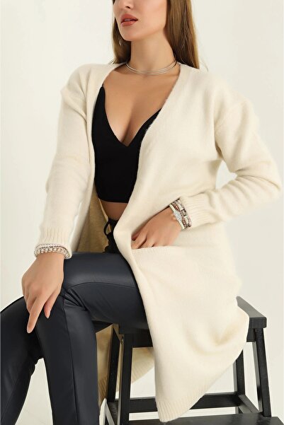 AURRARİ Πλεκτό πλεκτό πουλόβερ σε κρεμ χρώμα με μακριές τσέπες