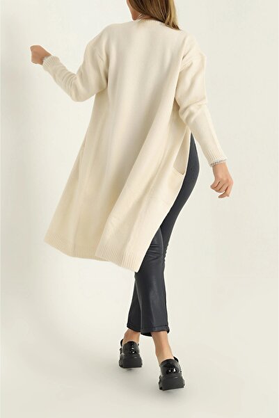 AURRARİ Πλεκτό πλεκτό πουλόβερ σε κρεμ χρώμα με μακριές τσέπες
