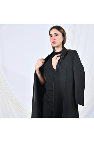 HAWRAA ABAYA بليزر رسمي مبطّن من الداخل مع كتافيات تتميز بياقة لامعة وخطوط مع...