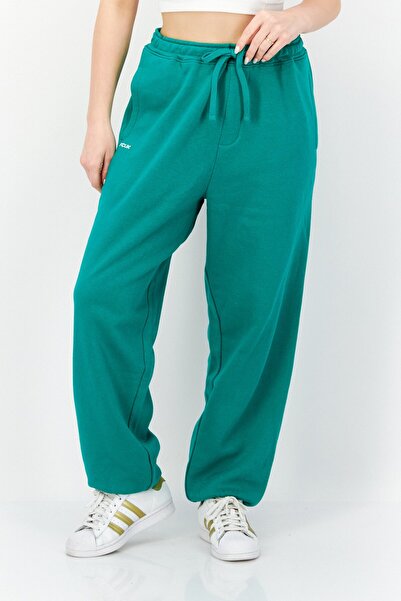 French Connection بنطال رياضي نسائي بقصّة عادية وشعار العلامة التجارية، باللون الأخضر