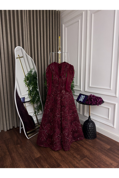 Generic Royal Dress - A captivating tulle chiffon skirt with beadwork and gold floral embellishments