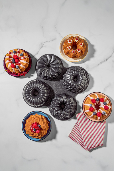 Nehir Elisa Black 4-Piece Cast Iron Cake Mold