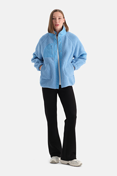 Dagi Palton pentru femei albastru deschis cu buzunar frontal și închidere cu capsă