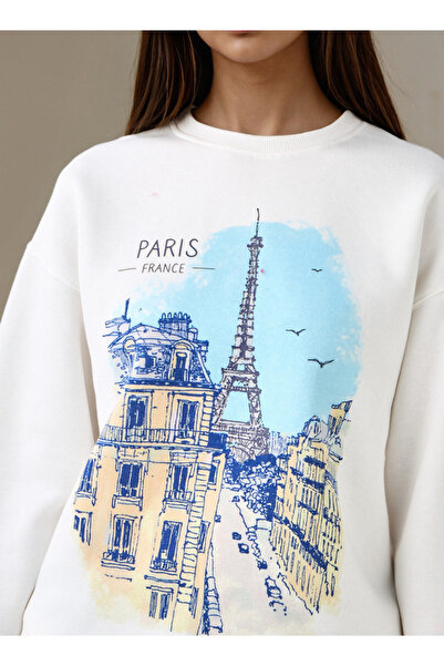 FAV Graphic Print Sweatshirt with Crew Neck
