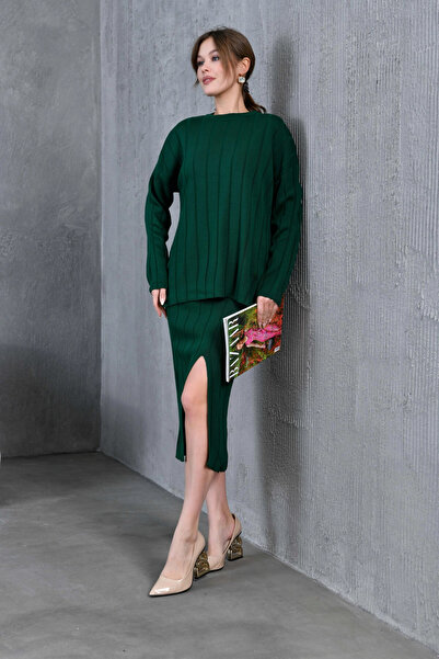 Park Karon طقم تريكو مكون من قطعتين من سترة وتنورة برقبة دائرية للسيدات شق