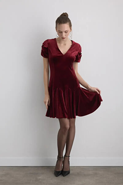 Gusto Mini Velvet Dress with V-Neck - Burgundy