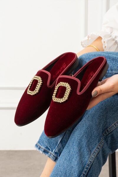 FUGA MODA شبشب منزلي أنيق من ميرسيل بوردو مع إكسسوارات ذهبية مربعة