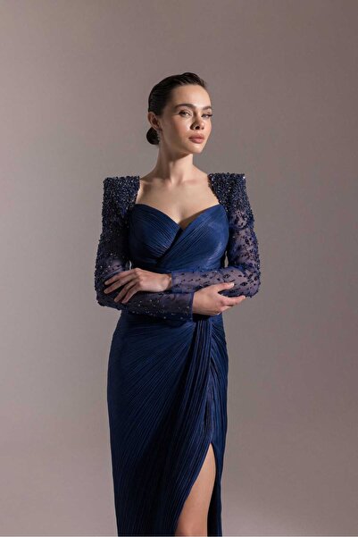 Kenzel Drapeli Tasarımı ve Işıltılı Omuz Detaylarıyla Şıklığın Zirvesi