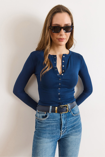 Olalook Γυναικεία μπλούζα ινδικής χρώματος με λεπτομέρεια μαλακής υφής ζακέτα BLZ-19003142